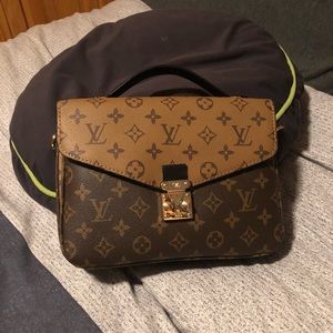 Reverse Monogram Pochette Metis